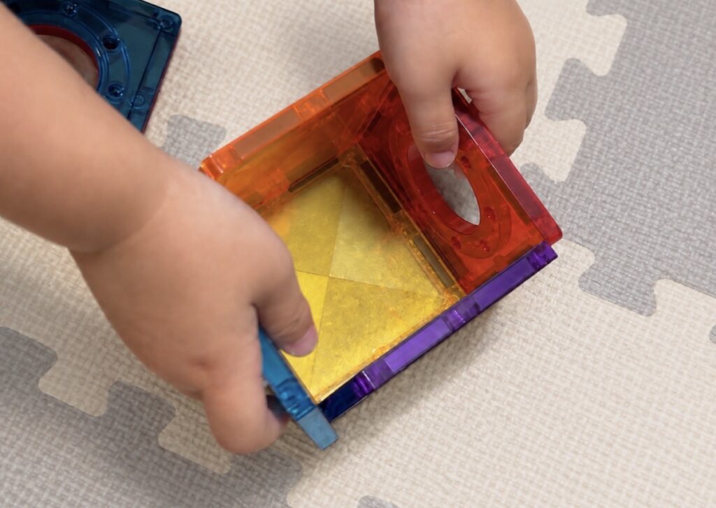2歳児がマグビルドを組み立てている様子です。