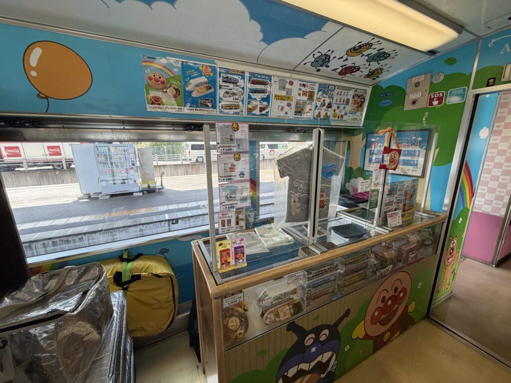 アンパンマントロッコの売店です。