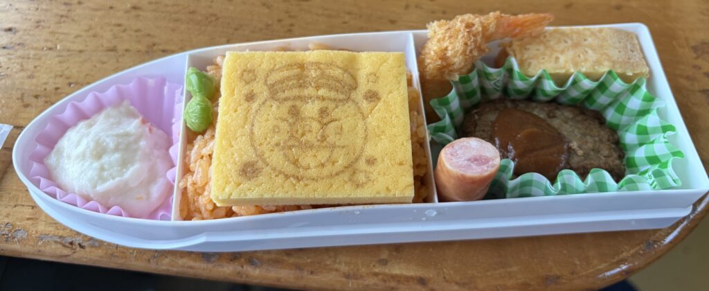 アンパンマン列車弁当の中身です。