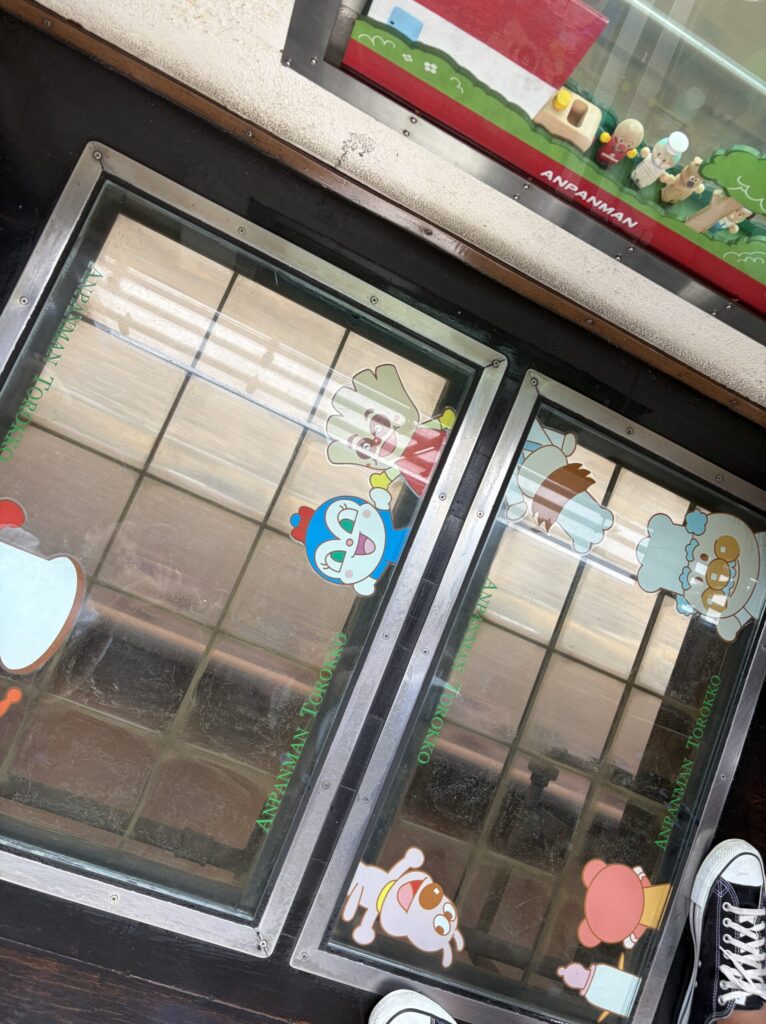 アンパンマントロッコのガラスの床です。