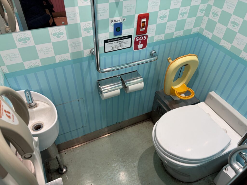 アンパンマントロッコのトイレです。
