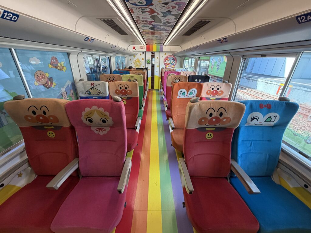 きいろいアンパンマン列車の車内です。