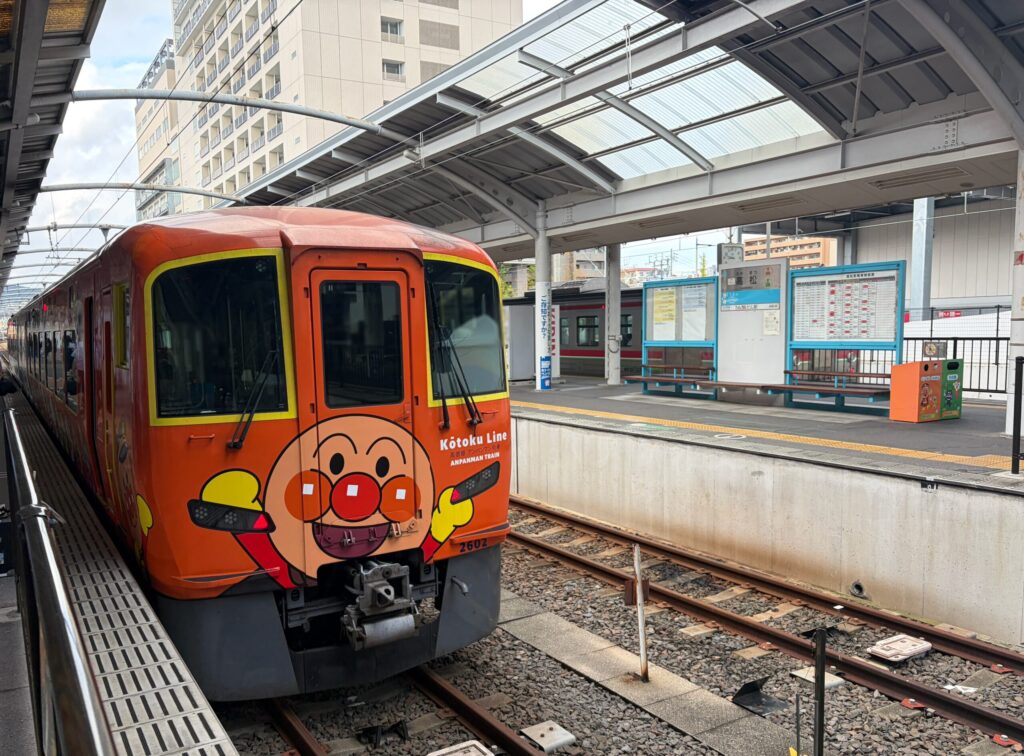 高徳線うずしおアンパンマン列車の写真です。