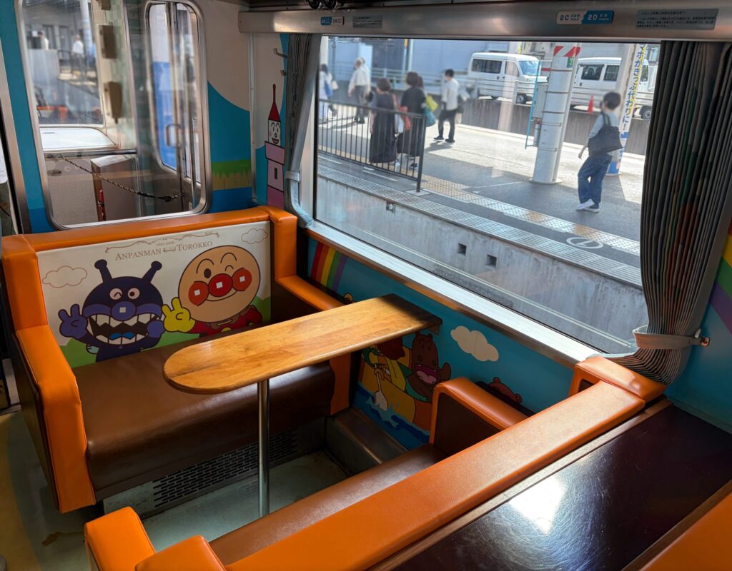 アンパンマントロッコの客室の座席です。