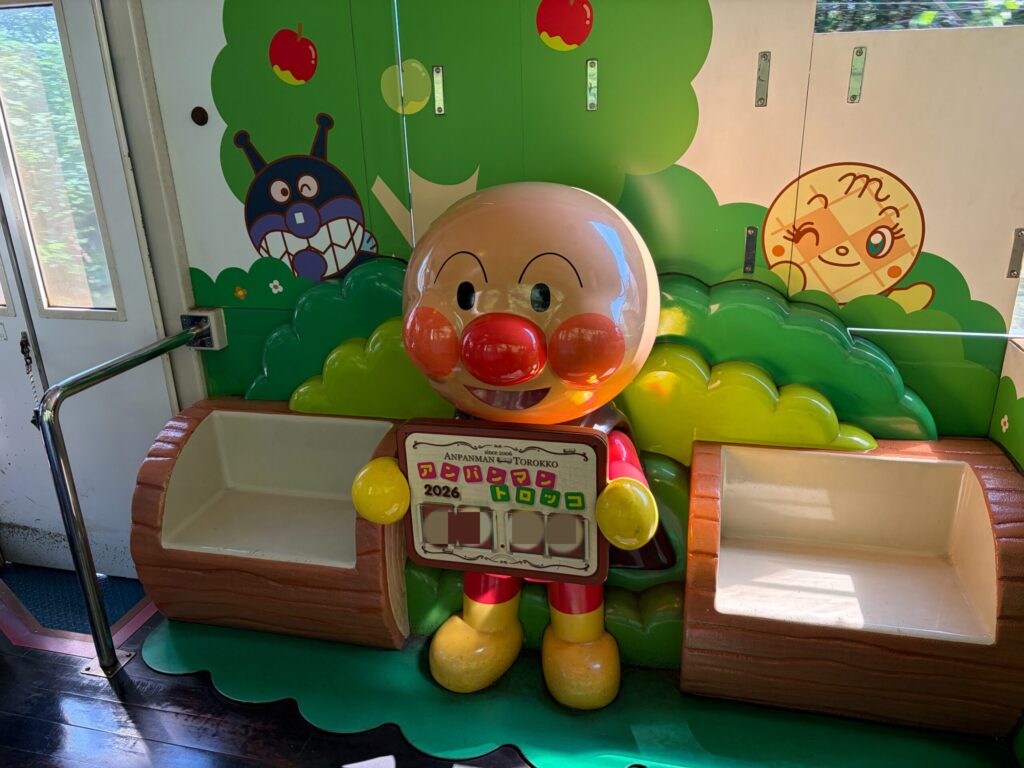 アンパンマントロッコの記念撮影スポットです。
