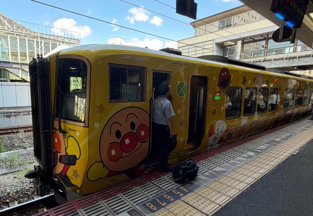 黄色いアンパンマン列車の写真です。