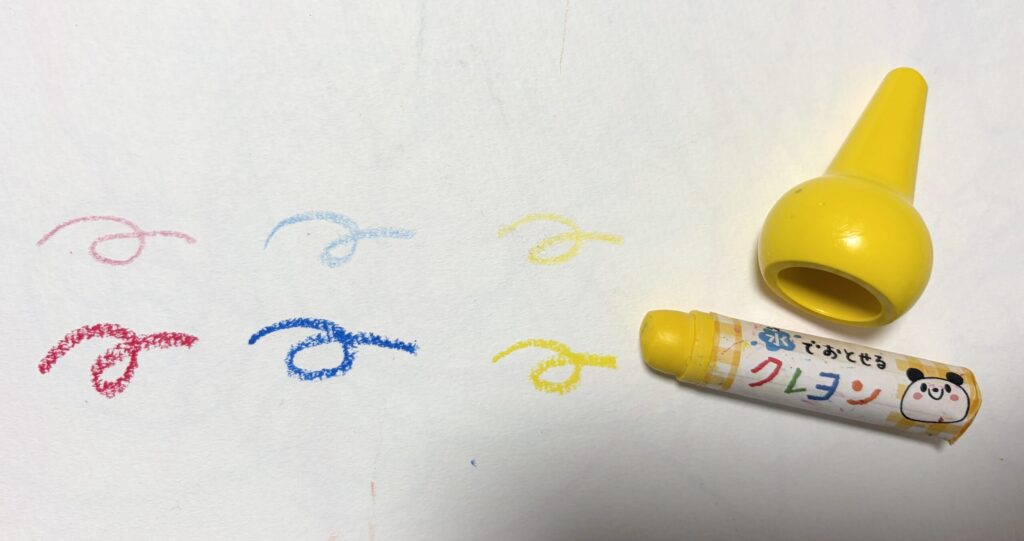 ベビーコロールと水でおとせるクレヨンの比較画像です。