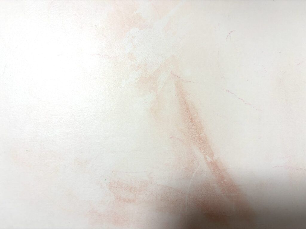 水でおとせるクレヨンの汚れです。